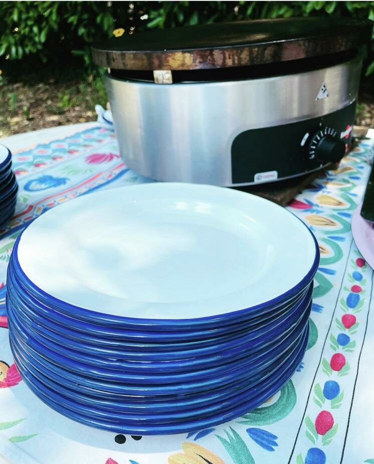 Assiettes en émail blanc à bords bleus - La Breizh Cyclette